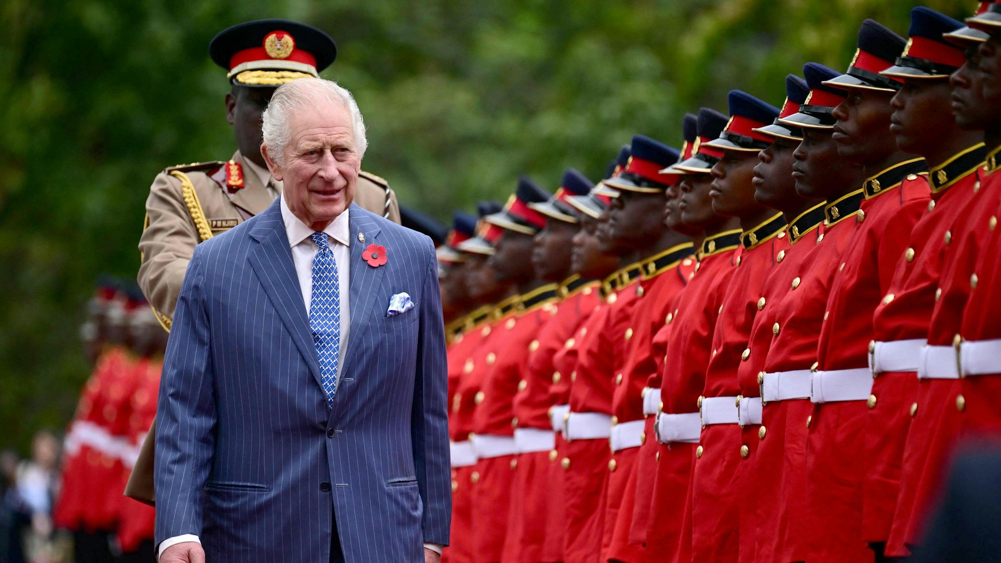 Der britische König Charles III. (l.) inspiziert die Ehrengarde, als er am 31. Oktober 2023 zur feierlichen Begrüßung im State House in Nairobi eintrifft.