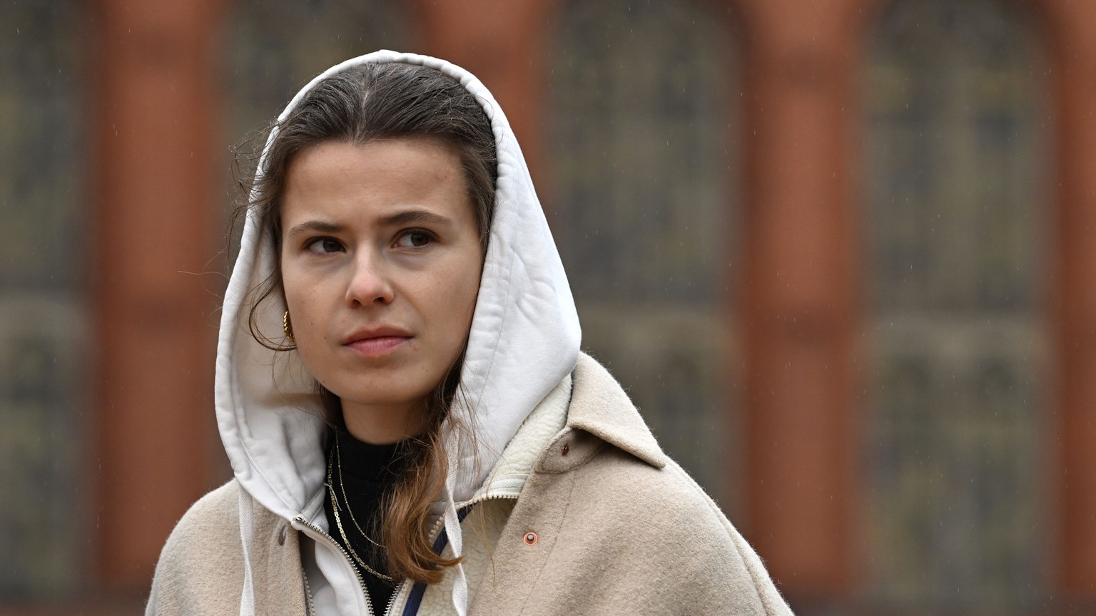 26.10.2023, Berlin: Luisa Neubauer, Aktivistin, steht vor dem Roten Rathaus während einer Pressekonferenz von Fridays for Future zur Klima-Bilanz eines halben Jahres der schwarz-roten Koalition. Moniert wurde während der Beiträge der Redner besonders der mangelnden Ausbau von Radwegen und zu wenig sozialer Wohnungsbau. Foto: Soeren Stache/dpa +++ dpa-Bildfunk +++