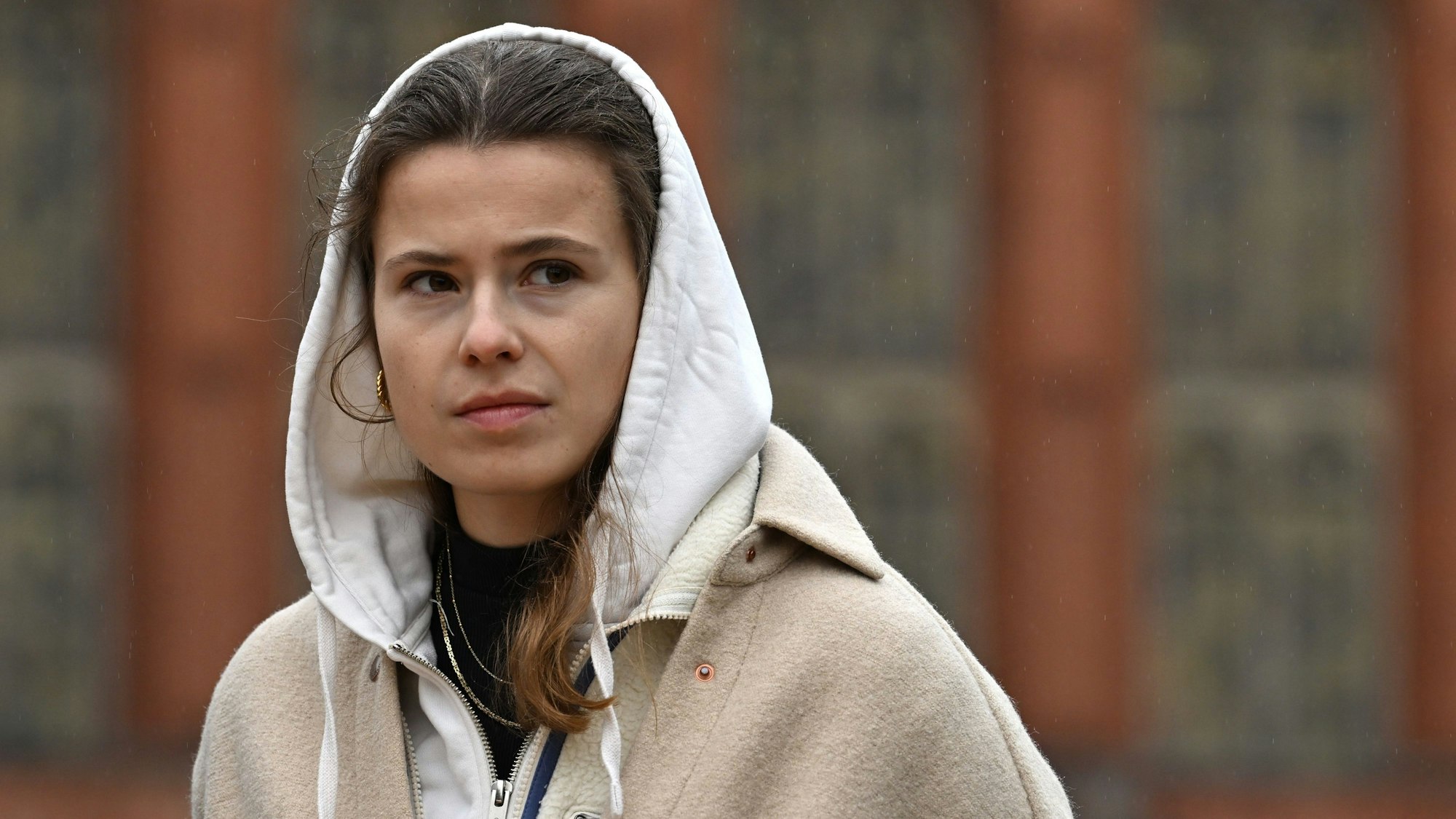 26.10.2023, Berlin: Luisa Neubauer, Aktivistin, steht vor dem Roten Rathaus während einer Pressekonferenz von Fridays for Future zur Klima-Bilanz eines halben Jahres der schwarz-roten Koalition. Moniert wurde während der Beiträge der Redner besonders der mangelnden Ausbau von Radwegen und zu wenig sozialer Wohnungsbau. Foto: Soeren Stache/dpa +++ dpa-Bildfunk +++