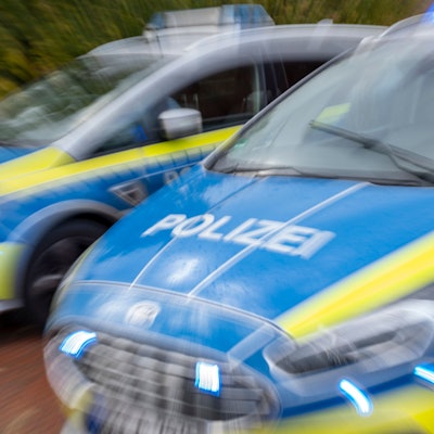 Das Foto zeigt zwei Einsatzfahrzeuge der Polizei Köln.