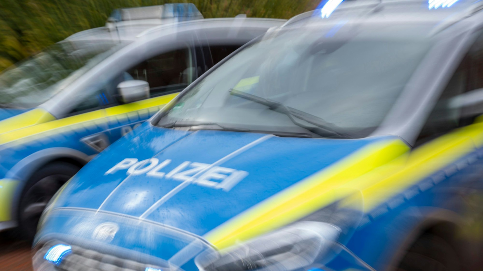 Das Foto zeigt Einsatzfahrzeuge der Polizei Köln.