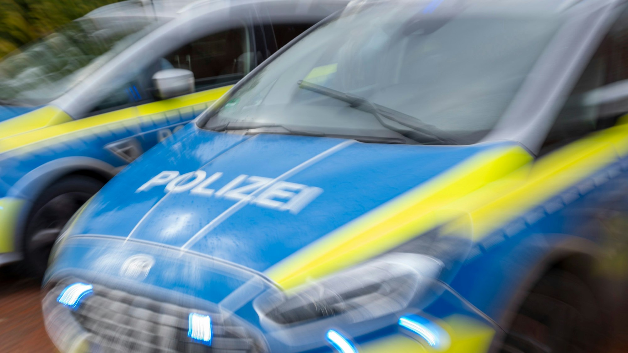 Polizeiwagen im Einsatz, unscharf fotografiert.