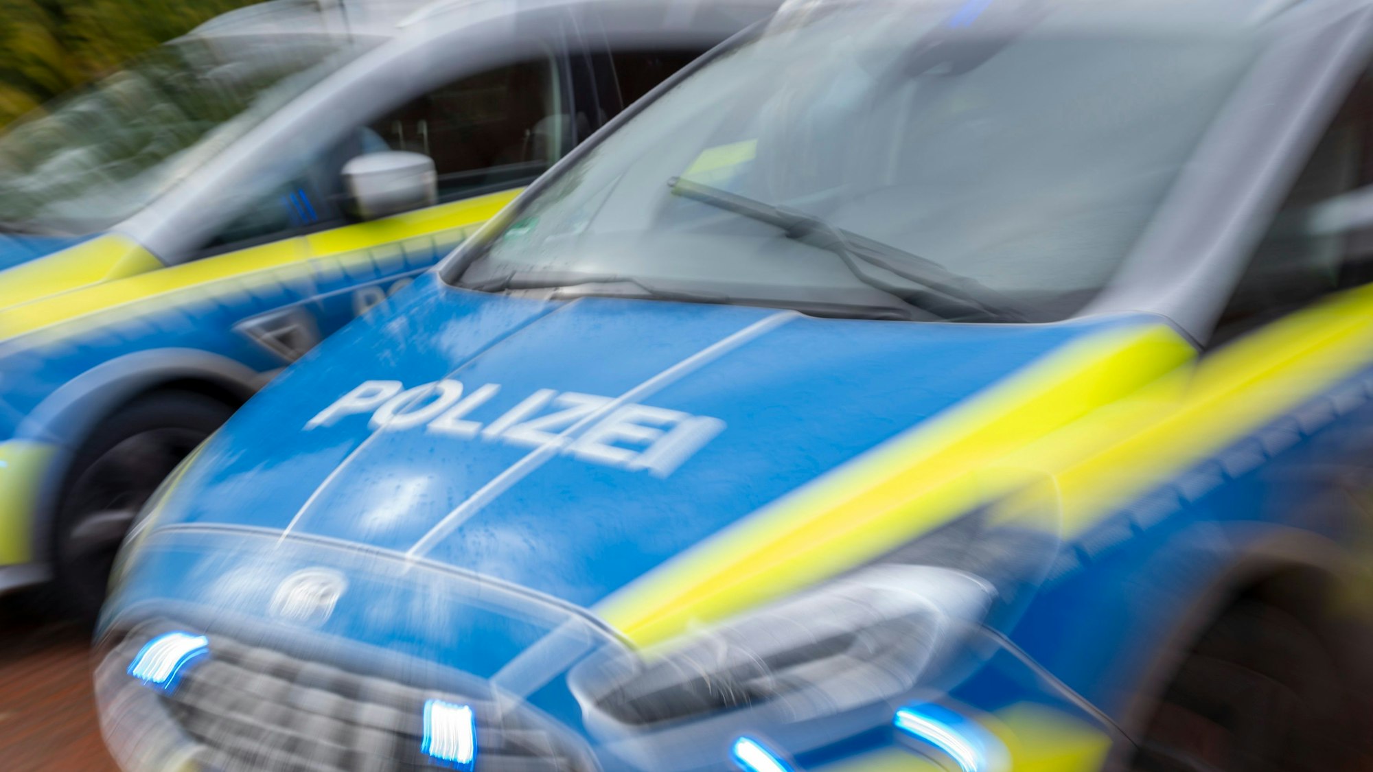 Polizeifahrzeug im Einsatz.