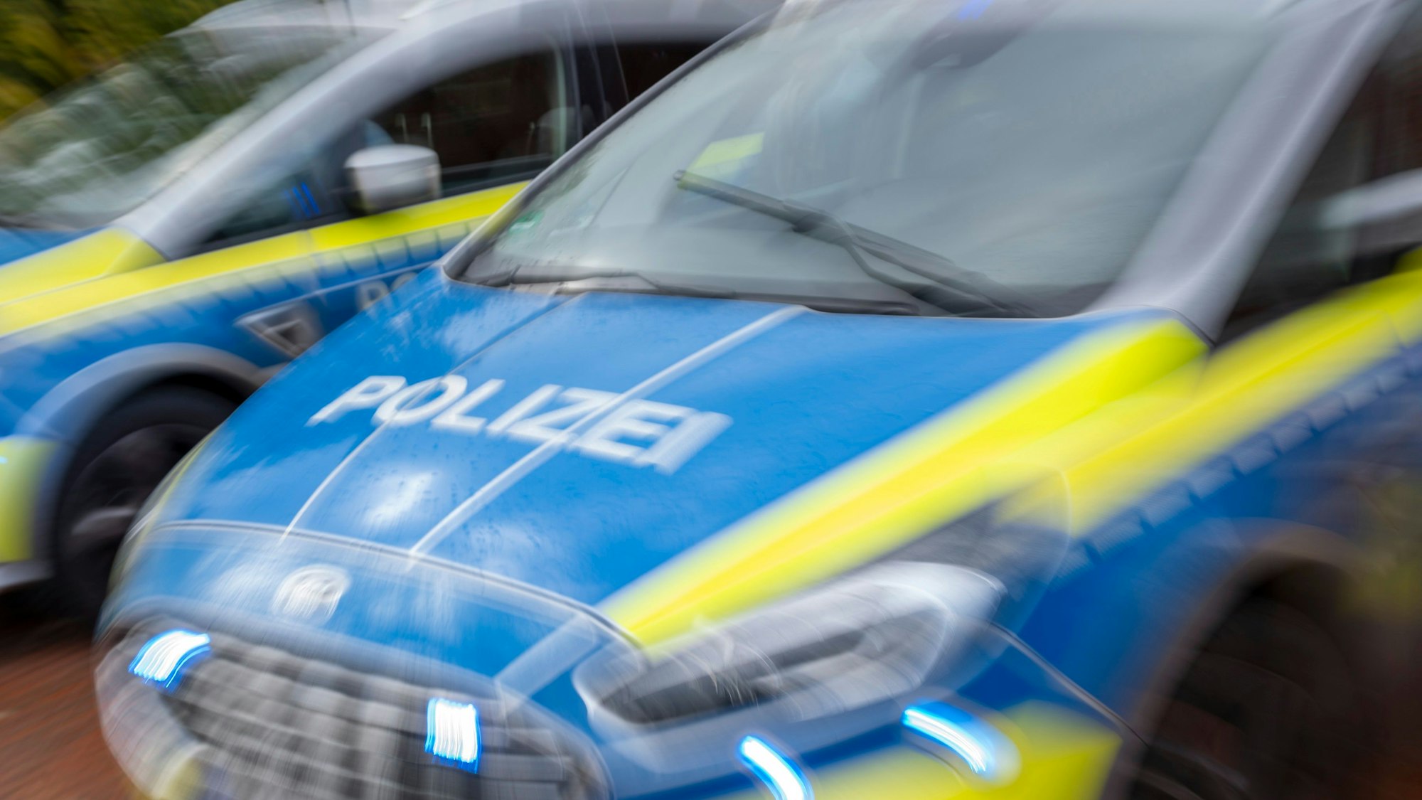 Das Foto zeigt Einsatzfahrzeuge der Polizei Köln.