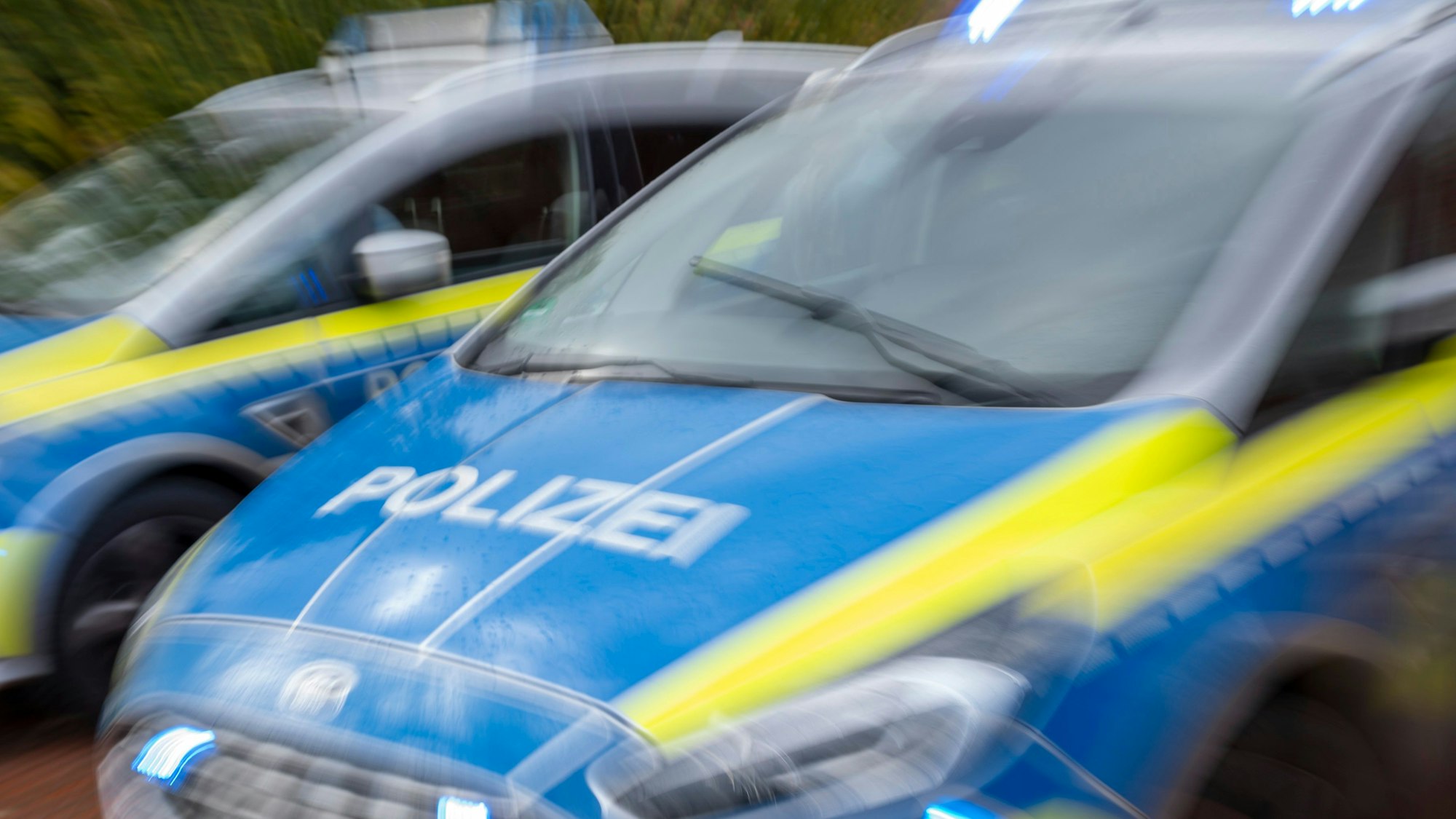 Das Foto zeigt Polizeifahrzeuge im Einsatz.