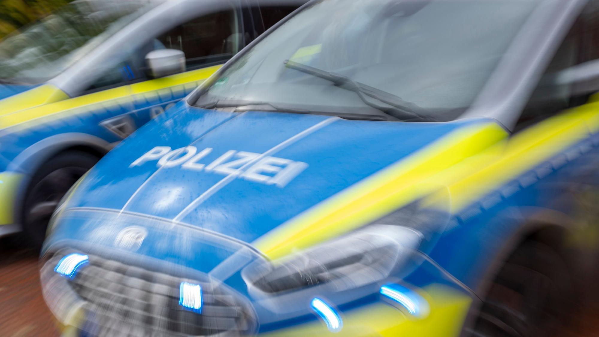 Streifenwagen der Polizei sind im Einsatz.