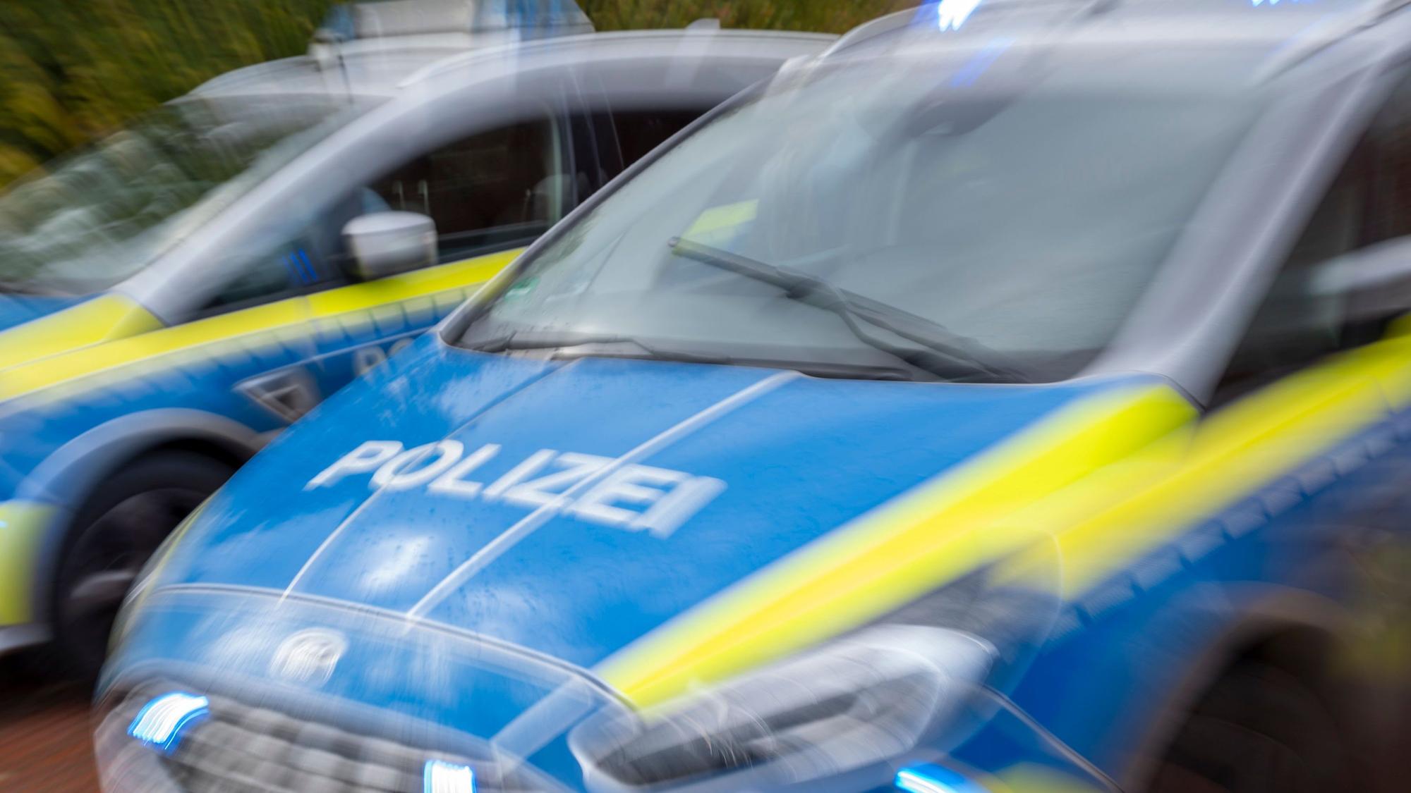 Das Foto zeigt zwei Einsatzfahrzeuge der Polizei Köln.