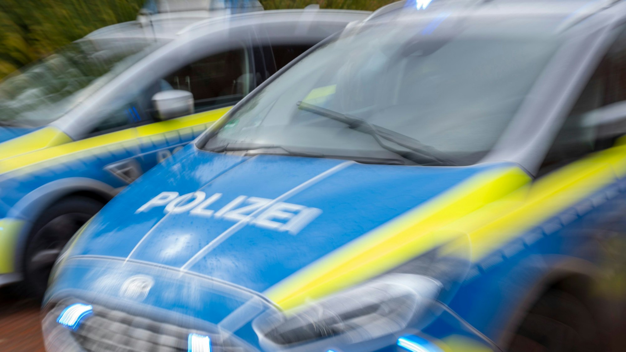 Das Foto zeigt Einsatzfahrzeuge der Kölner Polizei.