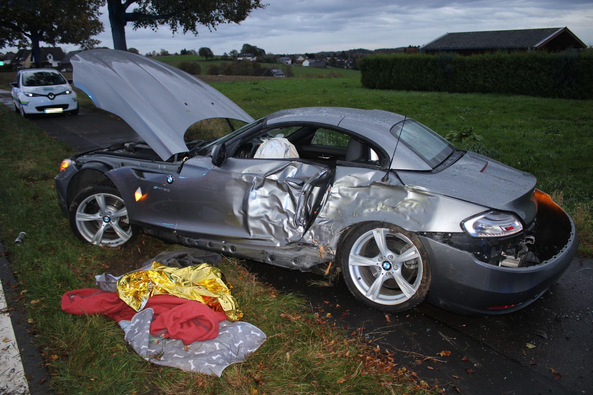 Ein stark beschädigter BMW steht bei Marialinden am Straßenrand.