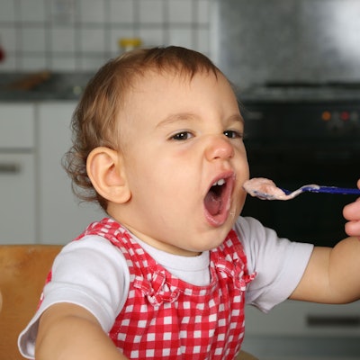Ein Kleinkind wird mit Brei gefüttert (Symbolbild)