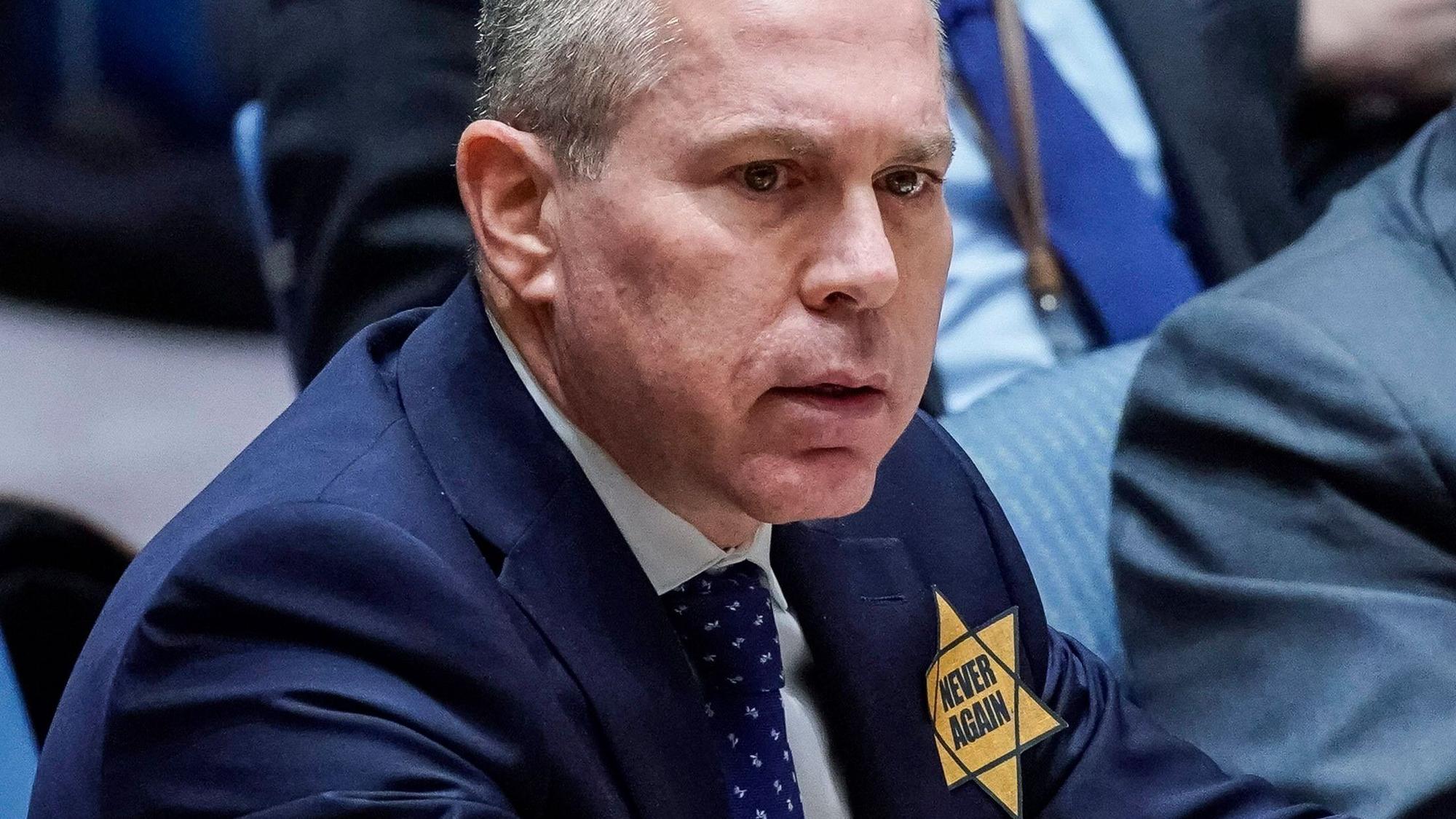 Gilad Erdan, Israels UN-Botschafter, trägt einen gelben Davidstern mit der Aufschrift "Nie wieder" und spricht im Hauptquartier der Vereinten Nationen zu den Mitgliedern des UN-Sicherheitsrats.
