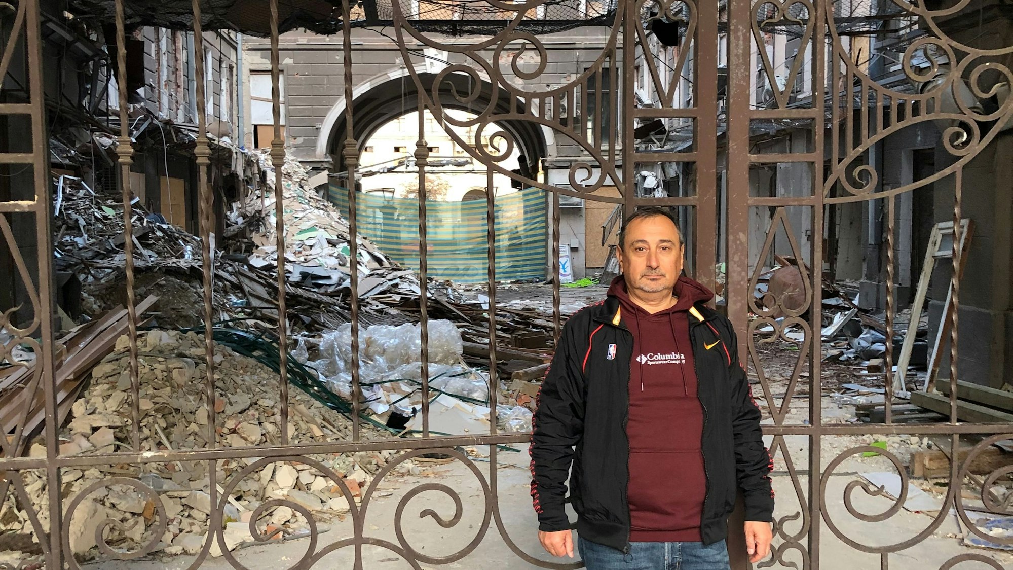 Fassungslos steht Igor Prudkov vor einem zerbombten Innenhof eines historischen Gebäudes in Charkiw.