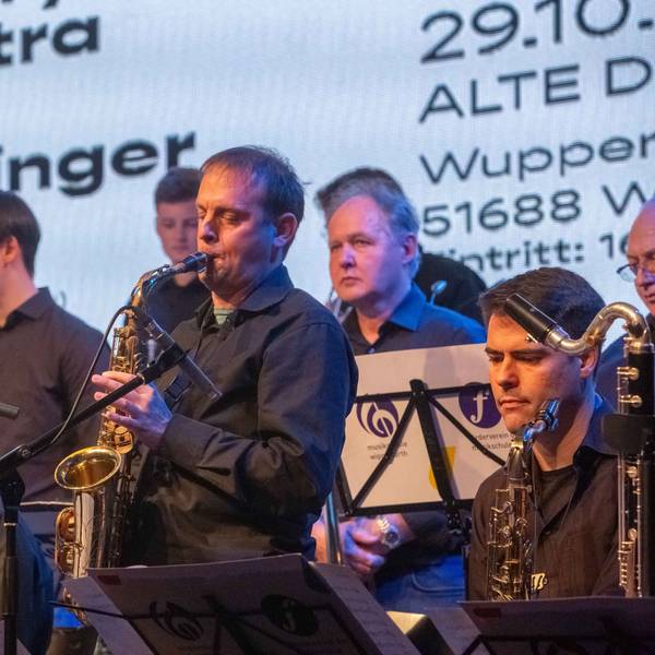 Ein Saxofonist in den Reihen einer Bigband.