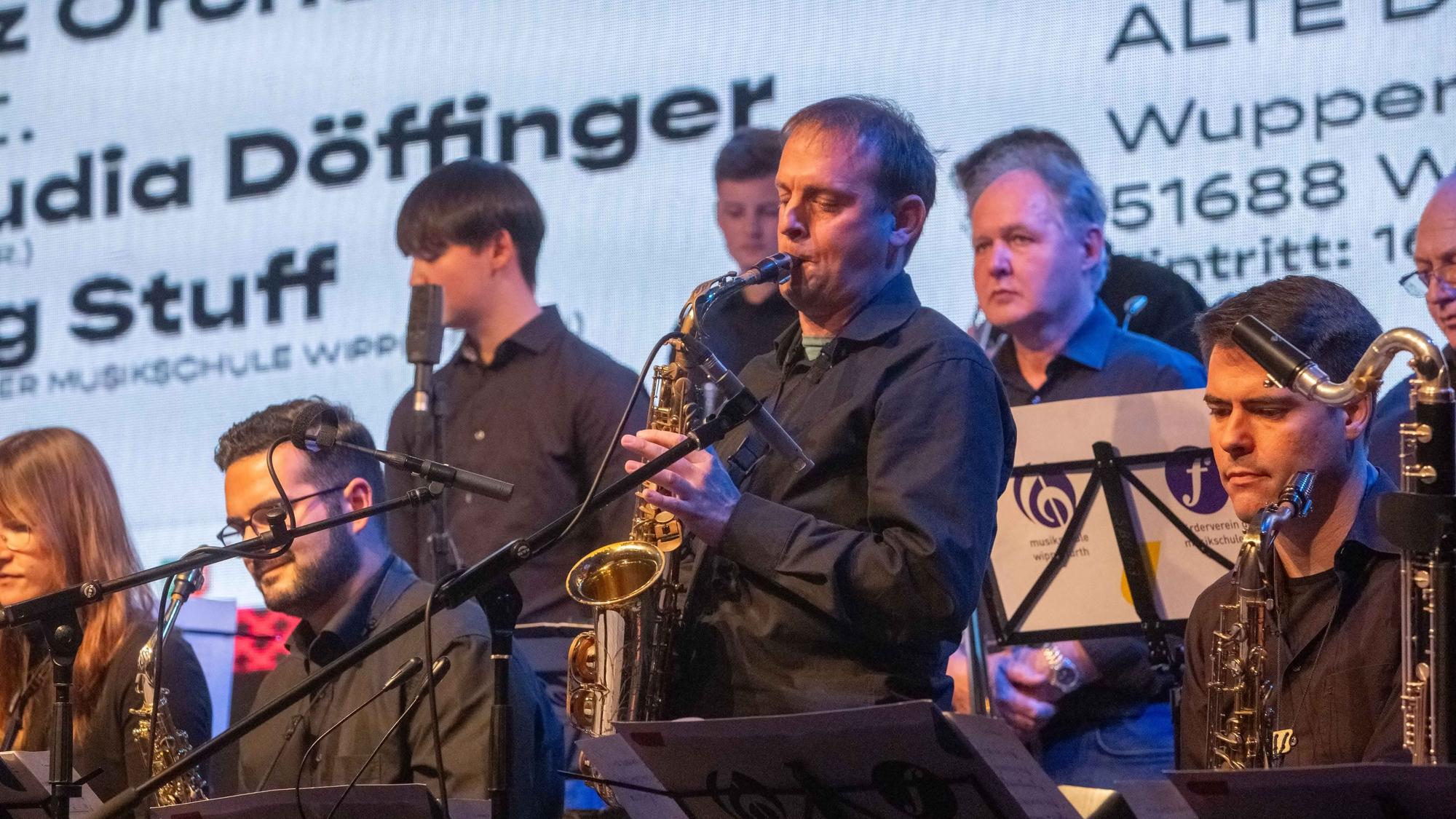 Musiker sind auf einer Bühne zu sehen.