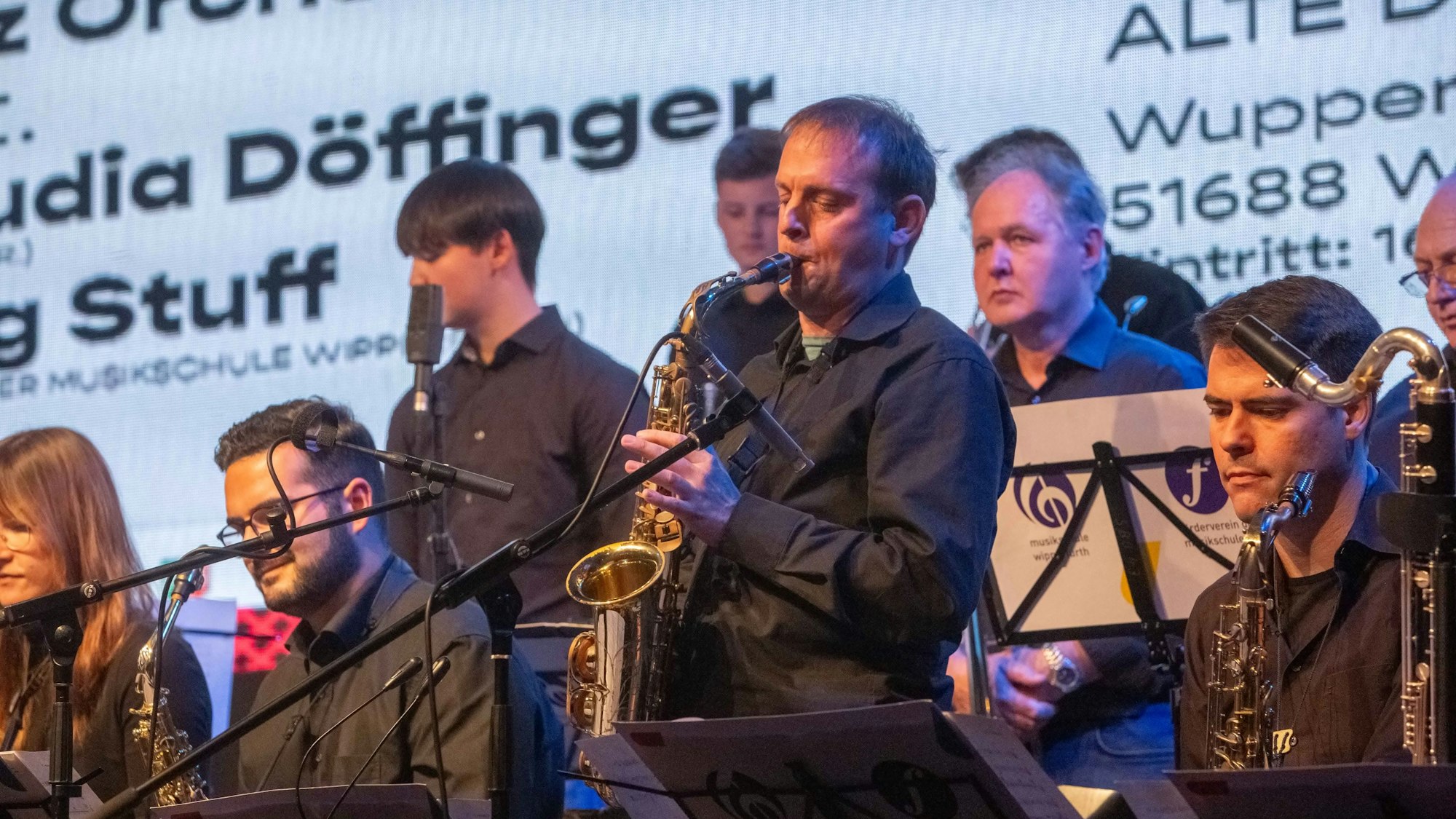 Musiker sind auf einer Bühne zu sehen.