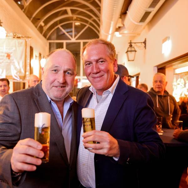 Ralf Schlegelmilch, Präsident der Willi-Ostermann-Gesellschaft und Hausherr René Sion in der neuen Heimat der Ostermann Gesellschaft im Brauhaus Sion in Köln mit einem Kölsch in der hand.