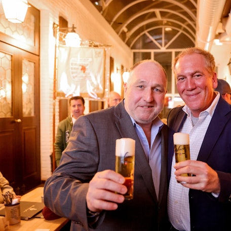 Ralf Schlegelmilch, Präsident der Willi-Ostermann-Gesellschaft und Hausherr René Sion in der neuen Heimat der Ostermann Gesellschaft im Brauhaus Sion in Köln mit einem Kölsch in der hand.