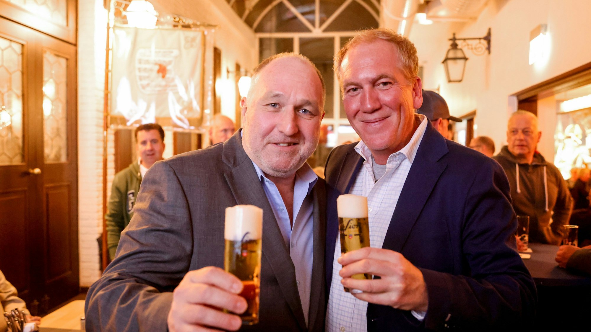 Ralf Schlegelmilch, Präsident der Willi-Ostermann-Gesellschaft und Hausherr René Sion in der neuen Heimat der Ostermann Gesellschaft im Brauhaus Sion in Köln mit einem Kölsch in der hand.
