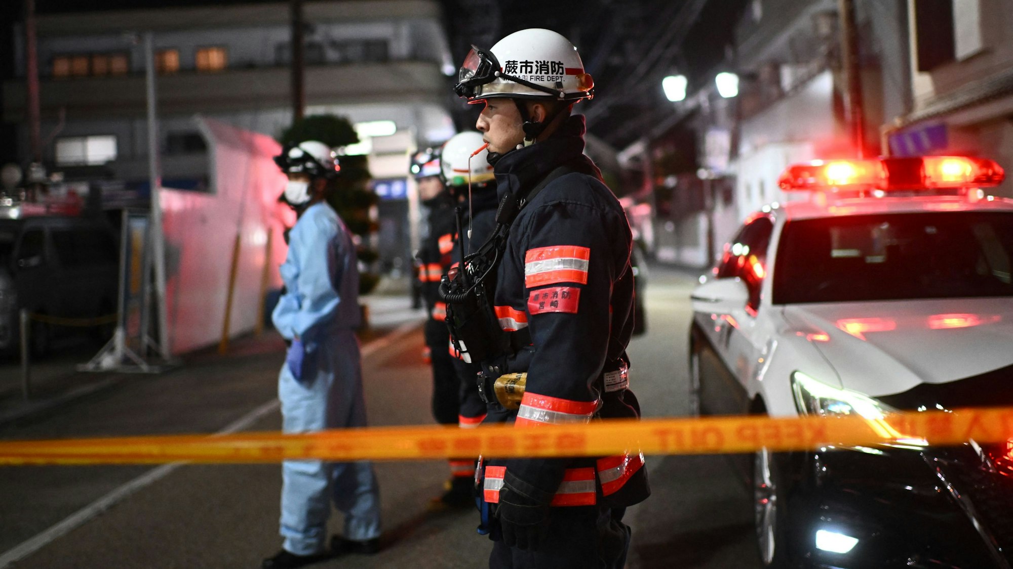 Feuerwehrleute stehen in der Nähe eines Postamtes, in dem ein mutmaßlicher Bewaffneter am 31. Oktober 2023 in der Stadt Warabi in der Präfektur Saitama eine unbekannte Zahl von Menschen als Geiseln genommen hat.