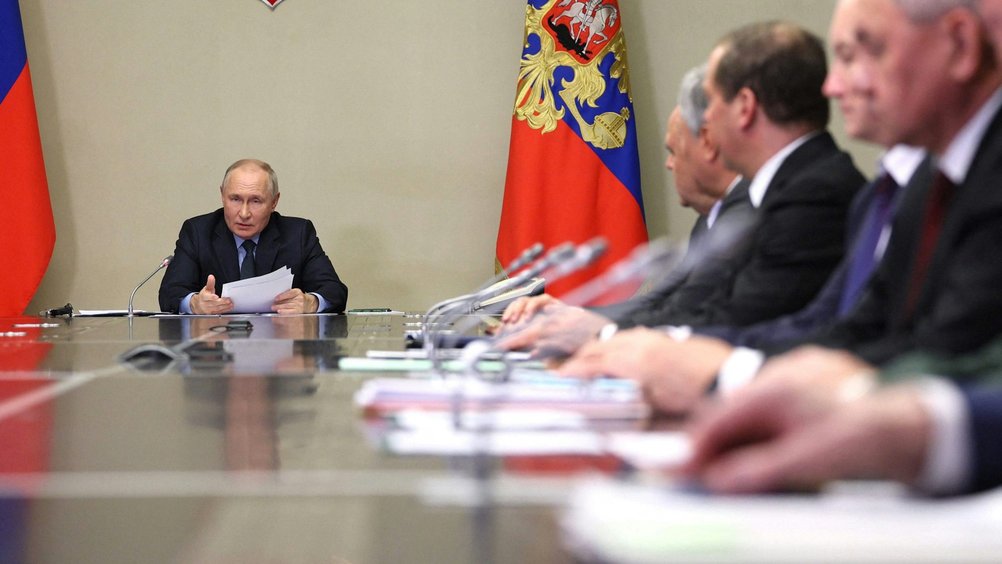 Kremlchef Wladimir Putin bei einer Sitzung zur Sicherheitslage in Russland am Montagabend. Der russische Präsident macht die USA und die Ukraine für antijüdische Ausschreitungen in Russland verantwortlich - ohne jeden Beleg.