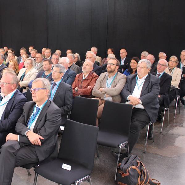 Die rund 150 Gäste haben in den Stuhlreihen der alten Tuchfabrik in Euskirchen Platz genommen.