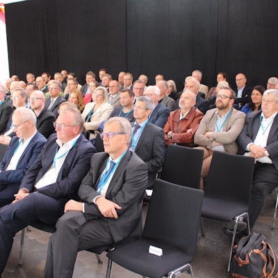 Die rund 150 Gäste haben in den Stuhlreihen der alten Tuchfabrik in Euskirchen Platz genommen.