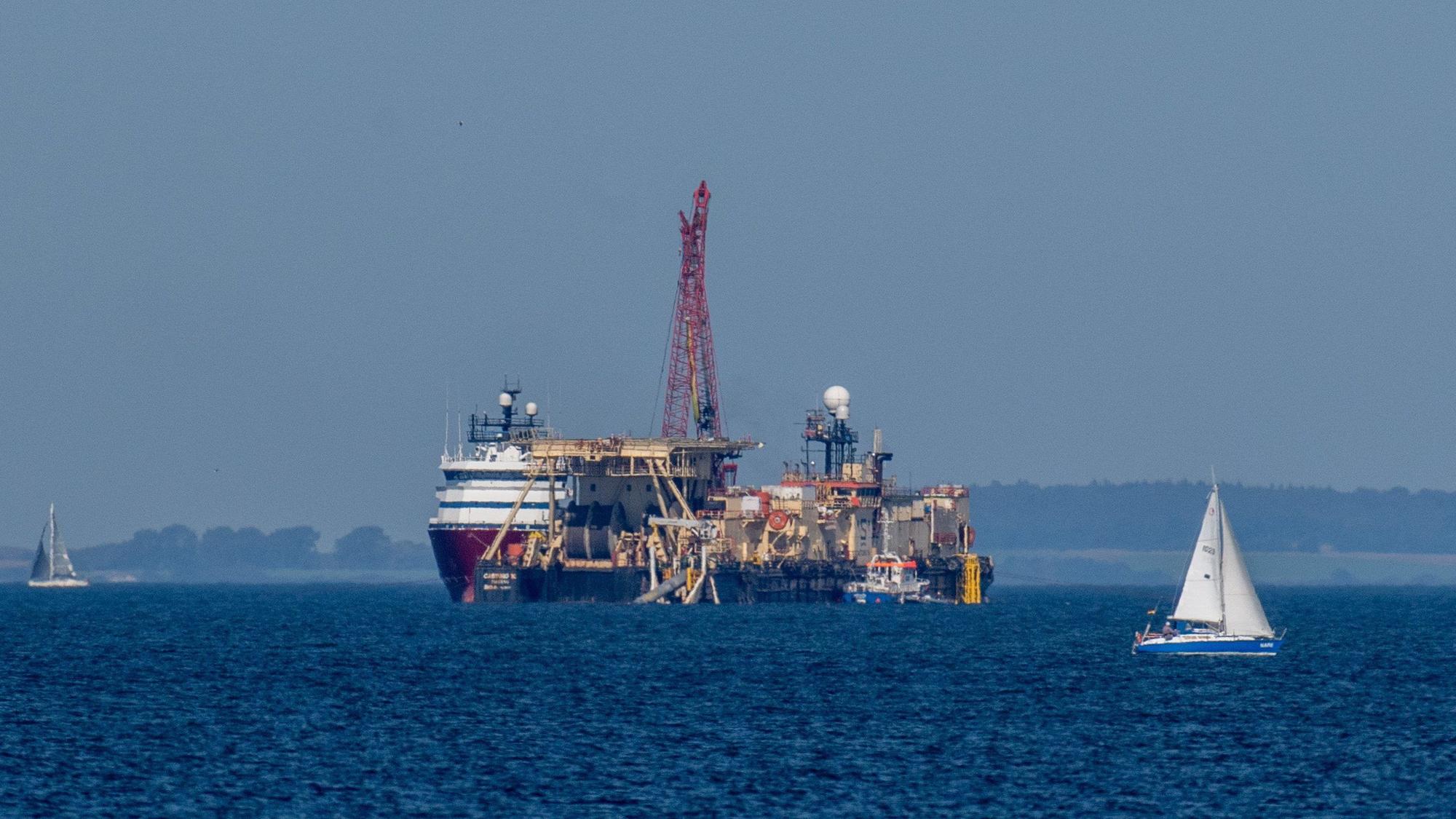 Mecklenburg-Vorpommern, Lubmin: Das Pipeline-Verlegeschiff „Castoro 10“, das die Anbindungspipeline des umstrittenen Rügener Flüssigerdgas (LNG)-Terminals verlegt.
