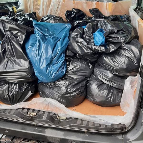 Im Heck eines Wagens stapeln sich Mülltüten mit den Fleischabfällen.