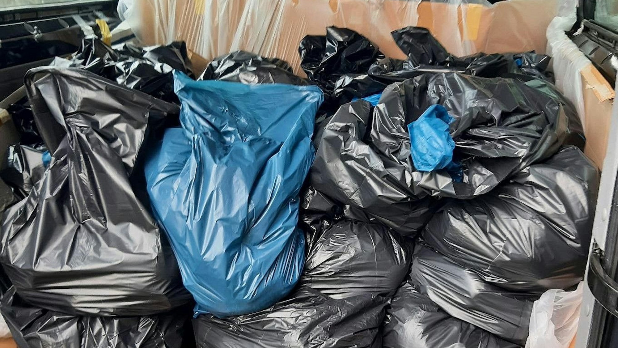 Im Heck eines Wagens stapeln sich Mülltüten mit den Fleischabfällen.