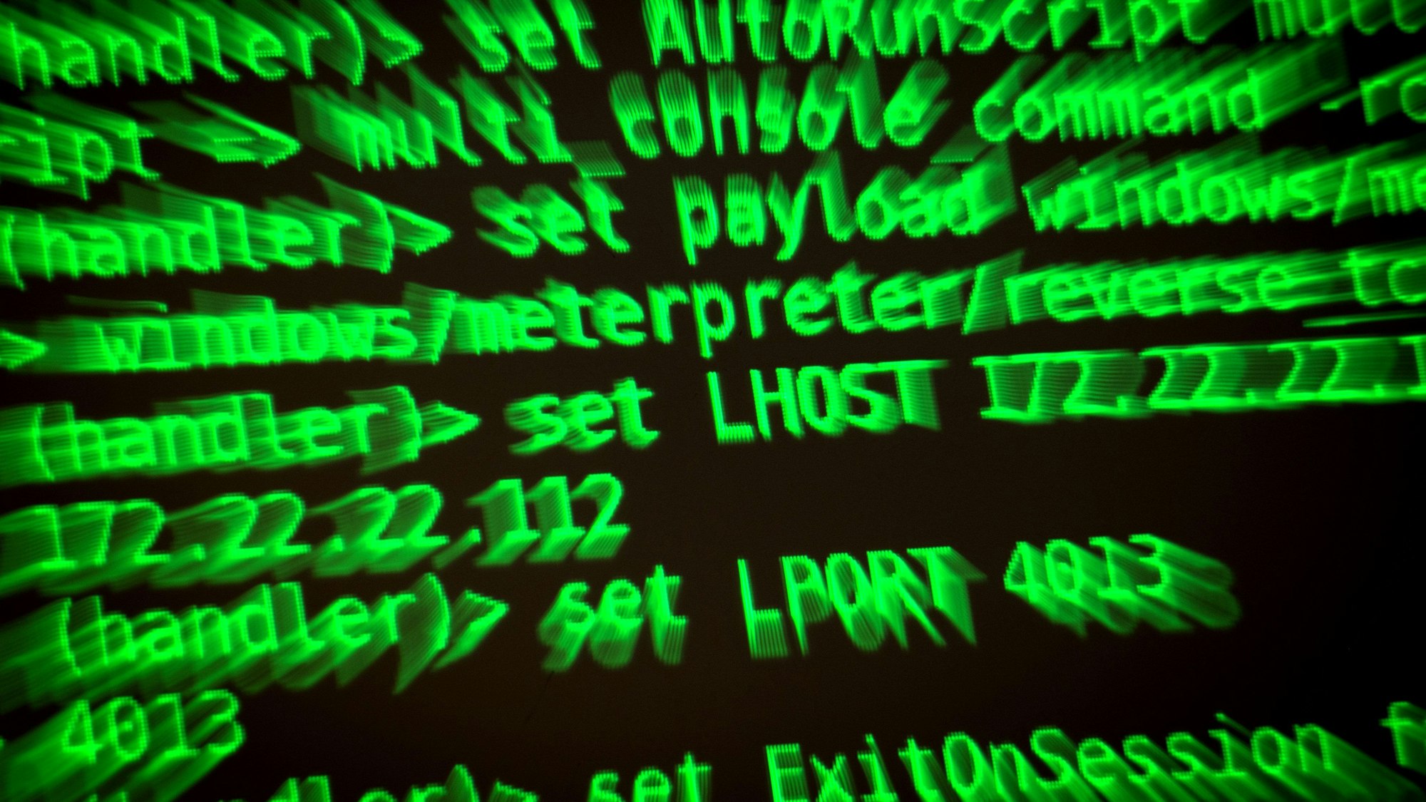 Buchstaben und Zahlen leuchten auf einem Bildschirm.