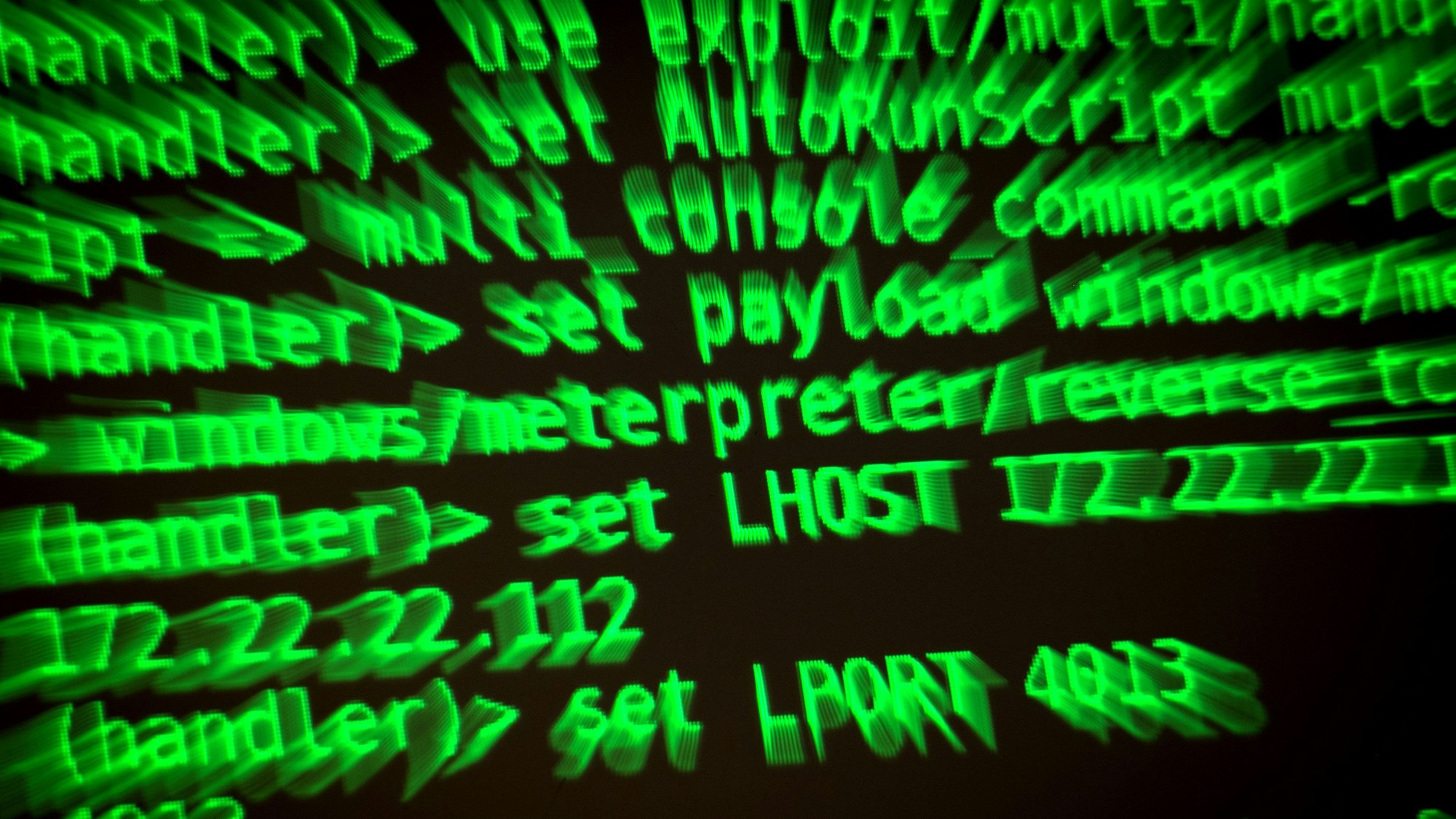 Grüne Buchstaben und Zahlen leuchten auf einem Bildschirm, auf dem ein Hacker-Programm geöffnet ist.