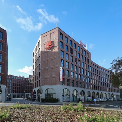 Ein Gebäude von vorne mit blauem Himmel im Hintergrund.