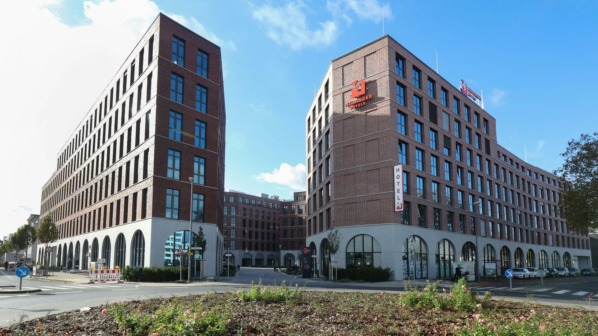 Ein Gebäude von vorne mit blauem Himmel im Hintergrund.