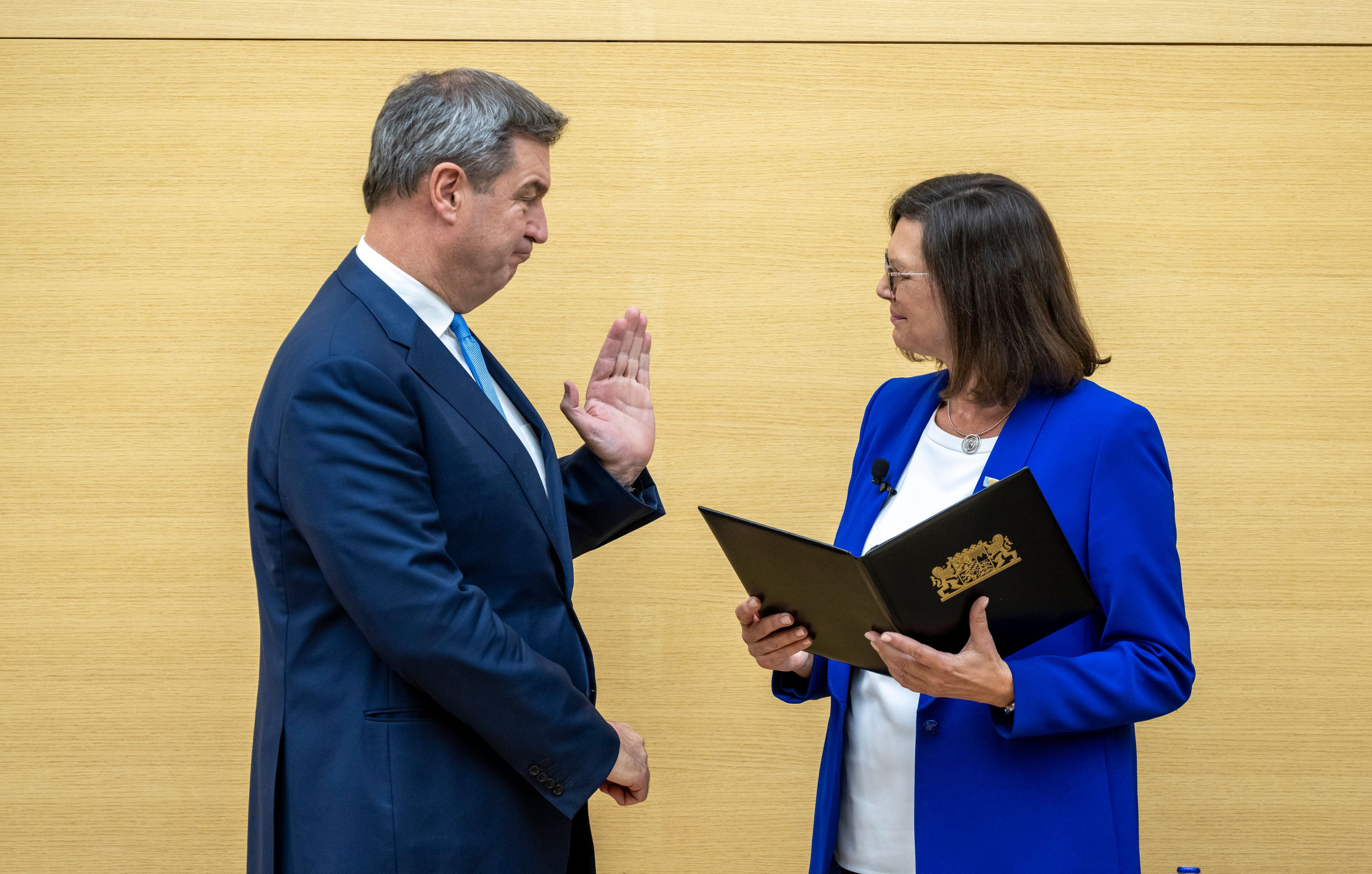 dpatopbilder - 31.10.2023, Bayern, München: Markus Söder (CSU), wird während der Sondersitzung des bayerischen Landtags von der Landtagspräsidentin Ilse Aigner (CSU) auf das Amt des bayerischen Ministerpräsidenten vereidigt. Foto: Peter Kneffel/dpa +++ dpa-Bildfunk +++
