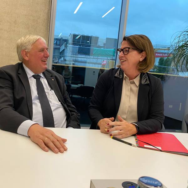 Arbeitsminister Karl-Josef Laumann im Gespräch mit Ulla Thönnissen, der Geschäftsführerin der Region Aachen.