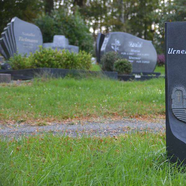 Eine Grabstele mit der Aufschrift Urnenwiese auf dem Bergfriedhof in Waldbröl.