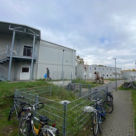Zu sehen sind die grauen zweigeschossigen Containerbauten.