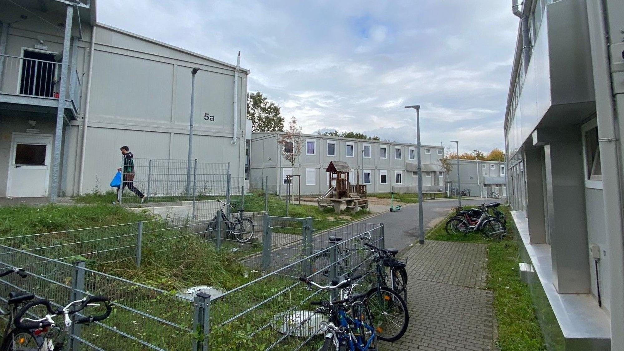 Zu sehen sind die grauen zweigeschossigen Containerbauten.