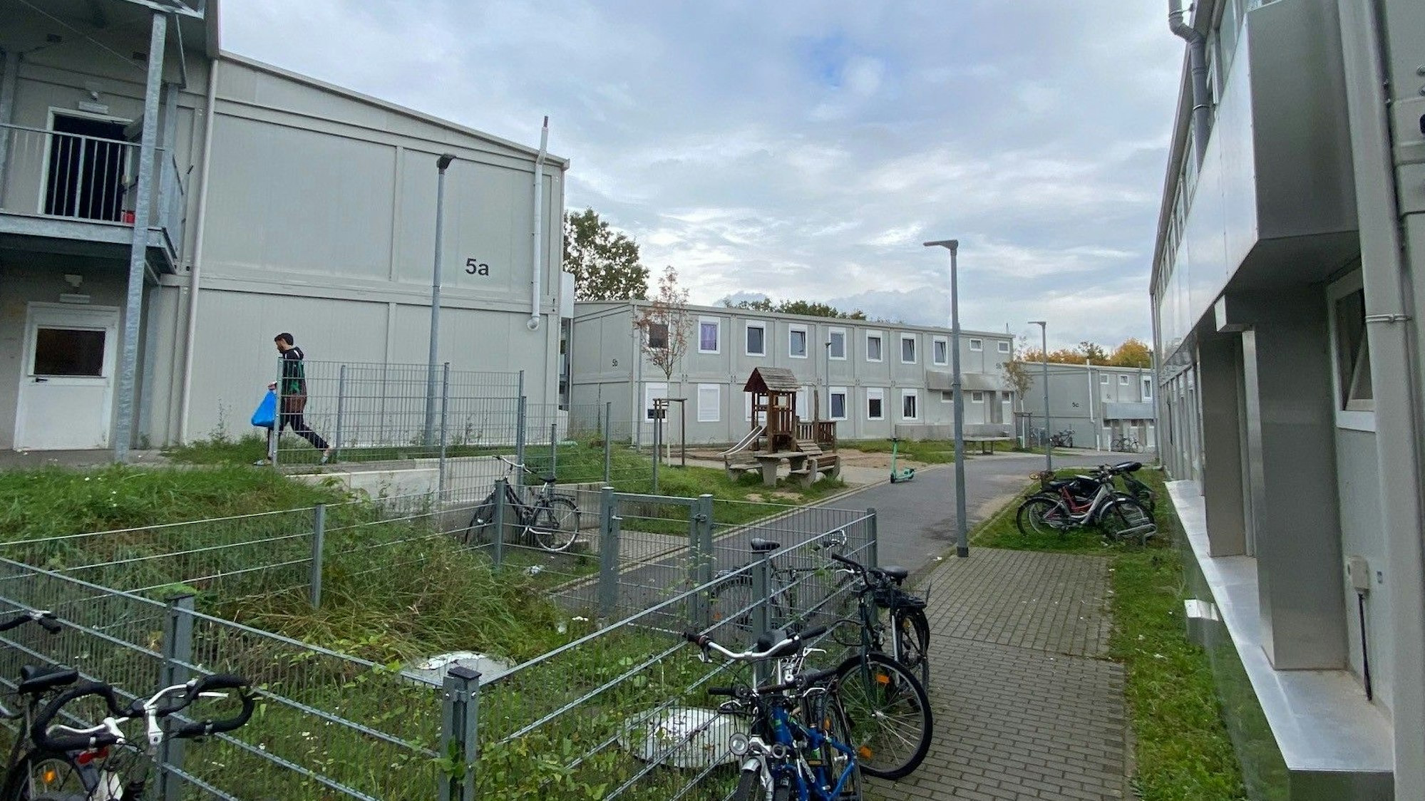 Zu sehen sind die grauen zweigeschossigen Containerbauten.