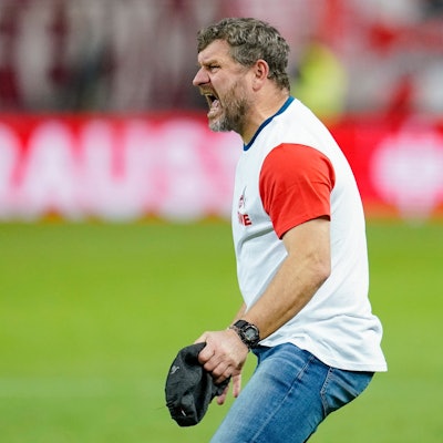 Kölns Trainer Steffen Baumgart aufgebracht an der Seitenlinie während des Pokalspiels in Kaiserslautern.