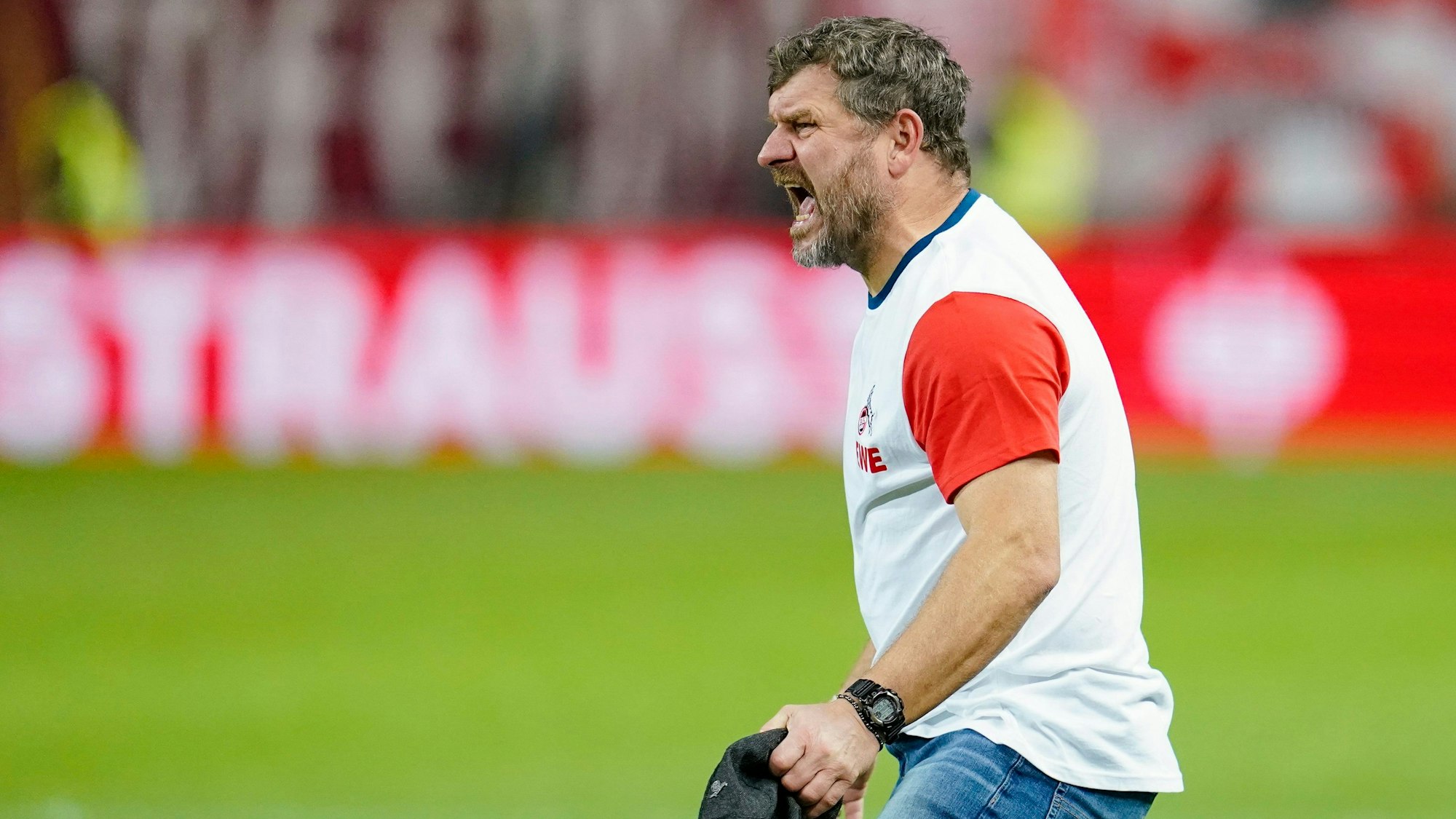 Kölns Trainer Steffen Baumgart aufgebracht an der Seitenlinie während des Pokalspiels in Kaiserslautern.