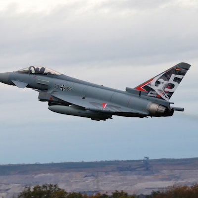 Auf dem Foto ist ein Eurofighter zu sehen.