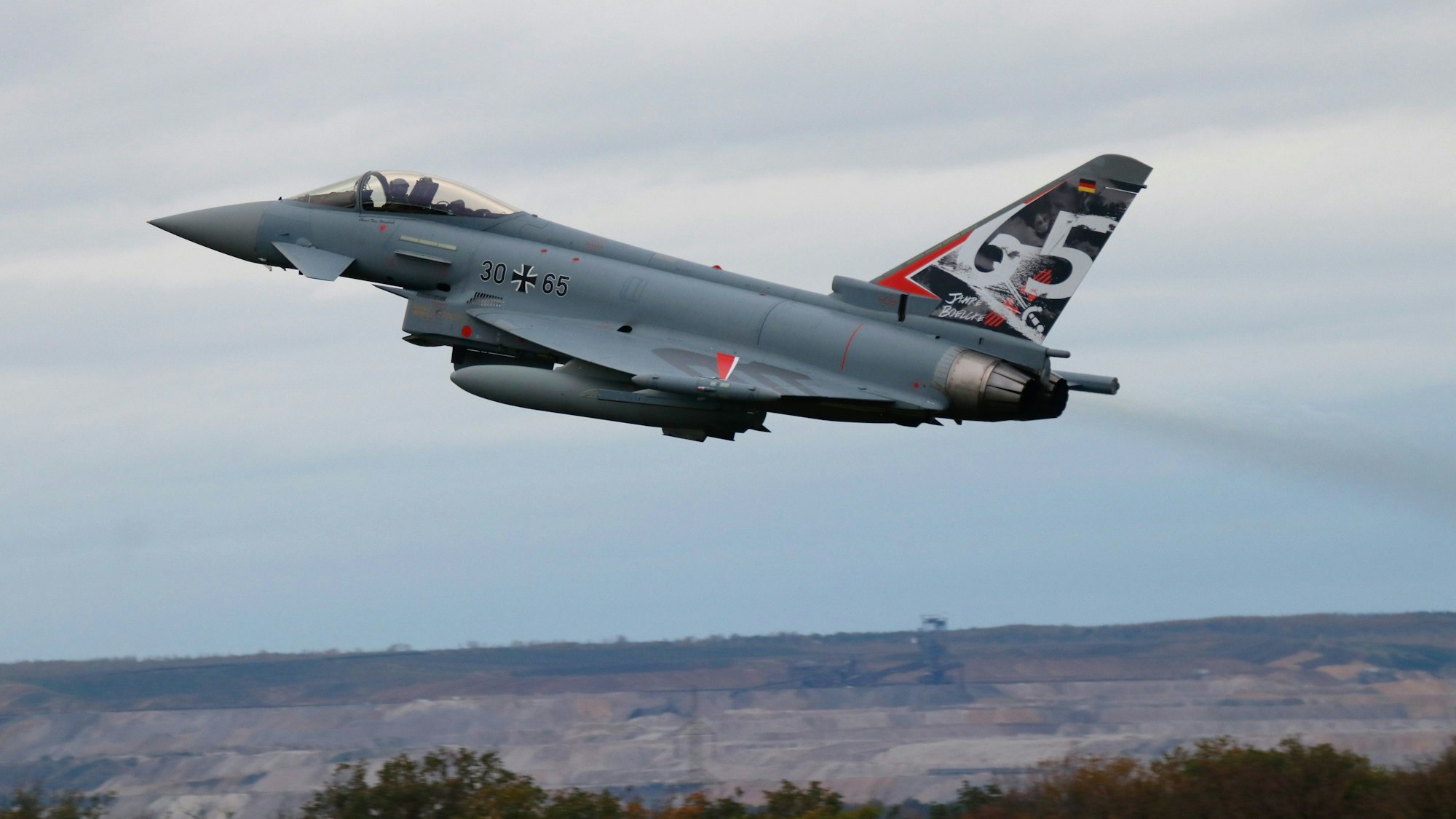 Ein Eurofighter steigt am Fliegerhorst Nörvenich auf.