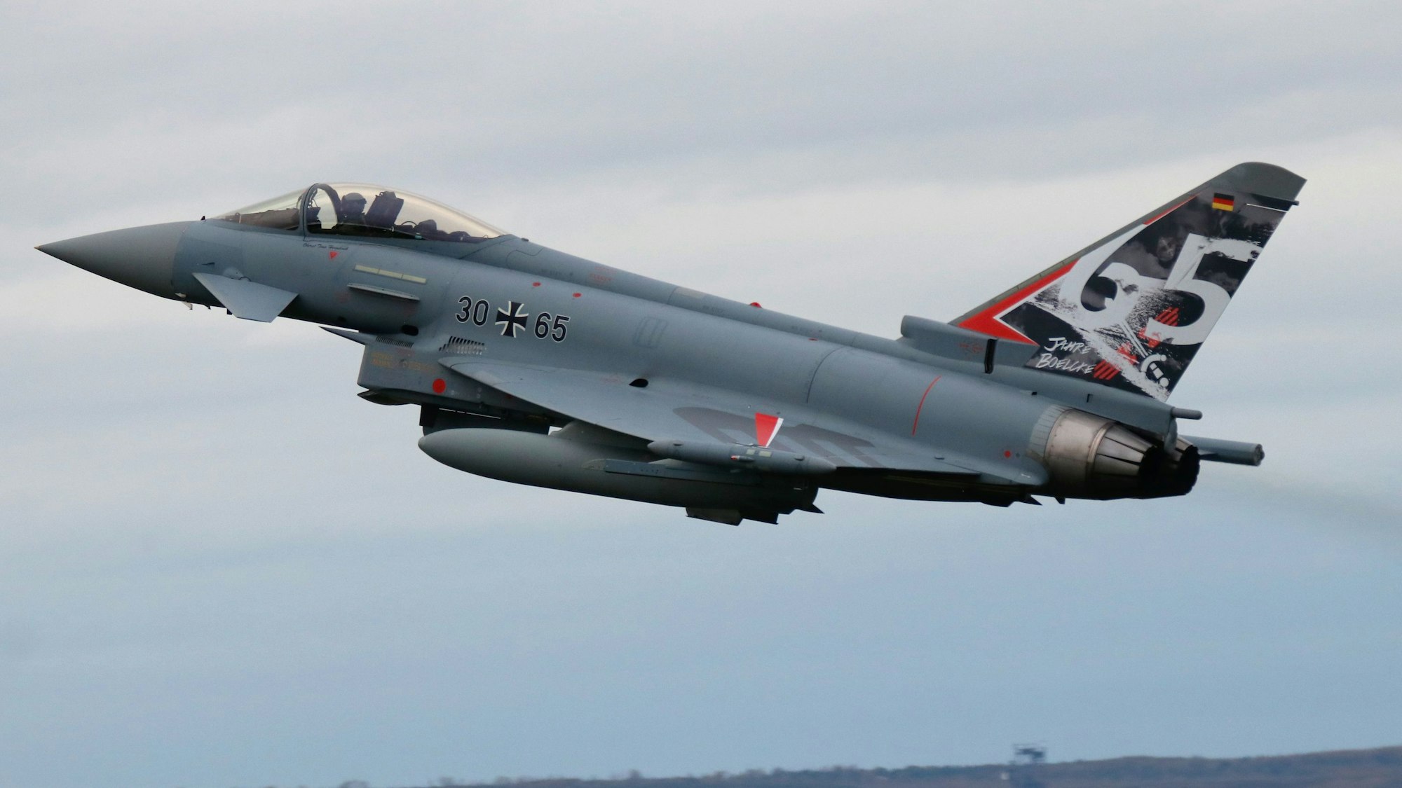 Auf dem Foto ist ein Eurofighter zu sehen.