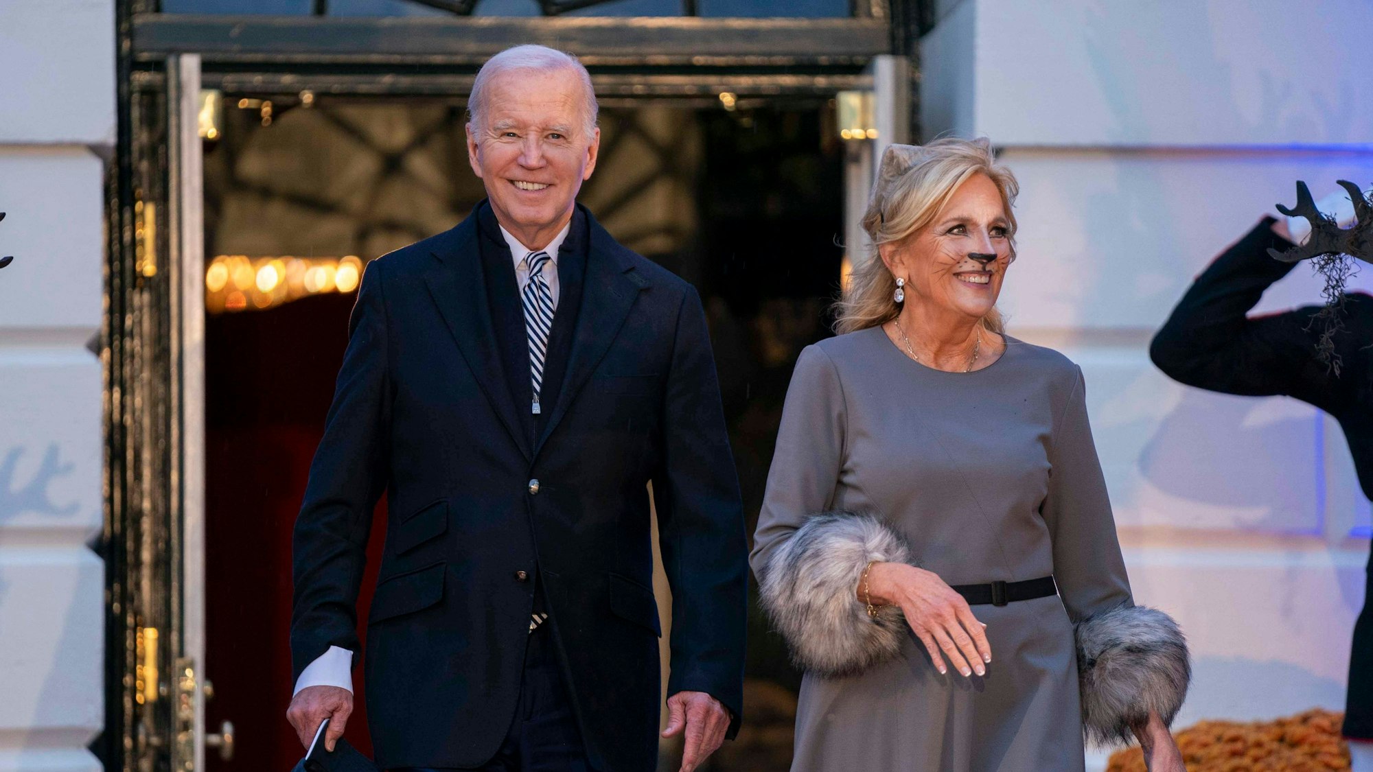 Entertainment Bilder des Tages October 30, 2023, Washington, District of Columbia, USA: United States President Joe Biden and first lady Dr. Jill Biden emerge to host a Halloween trick-or-treat event for local public school students and military-connected families on the South Lawn of the White House in Washington