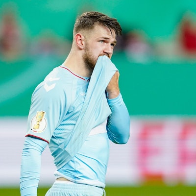 Jan Thielmann verlässt nach Spielende das Spielfeld.