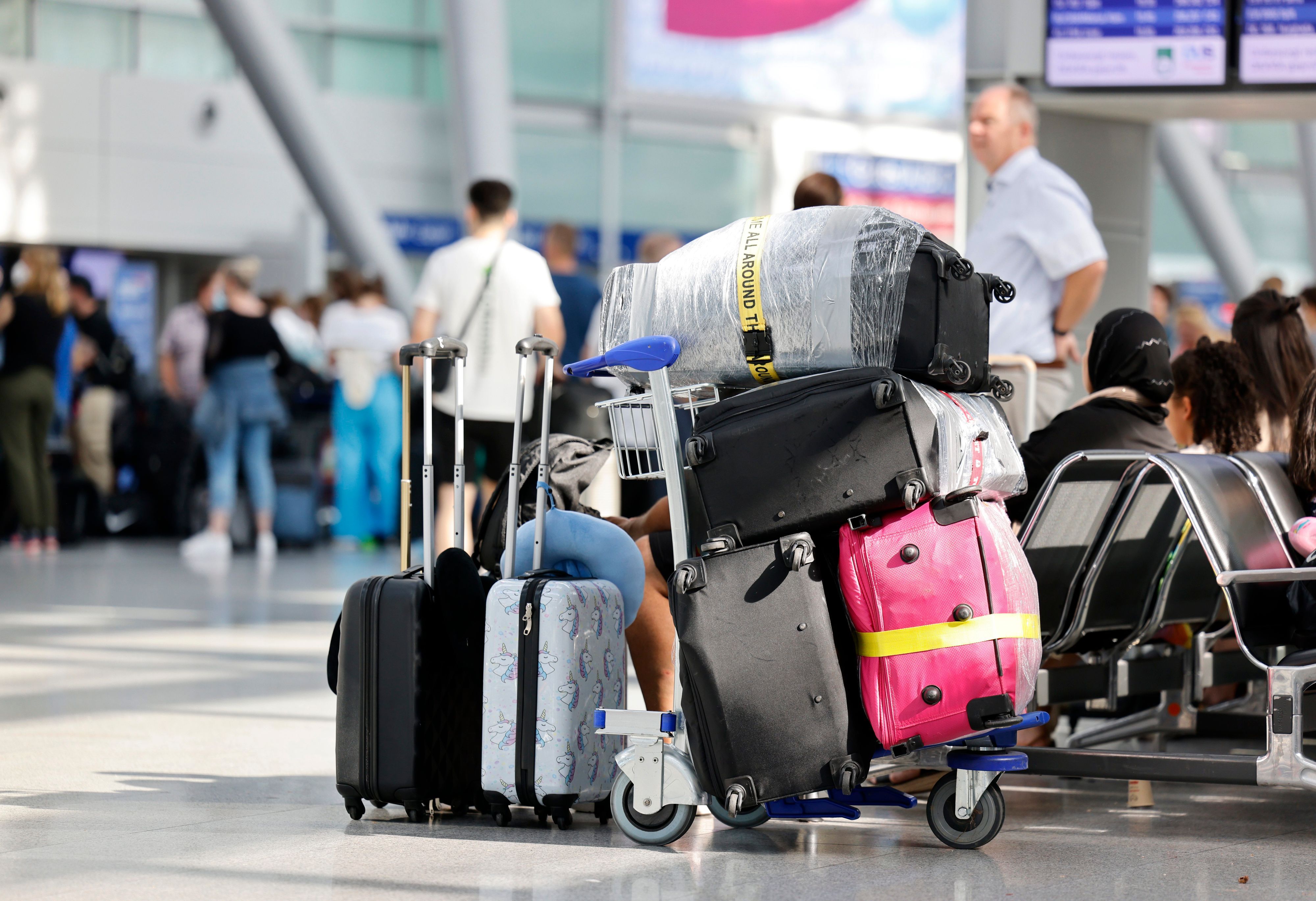 Reisende am Flughafen Düsseldorf (Archivbild)