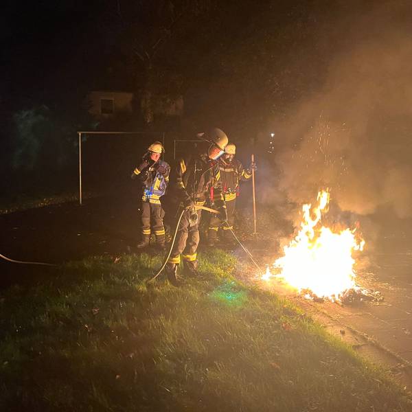 Feuerwehrleute löschten zwischen Königsberger und Stettiner Straße gleich drei Brände.