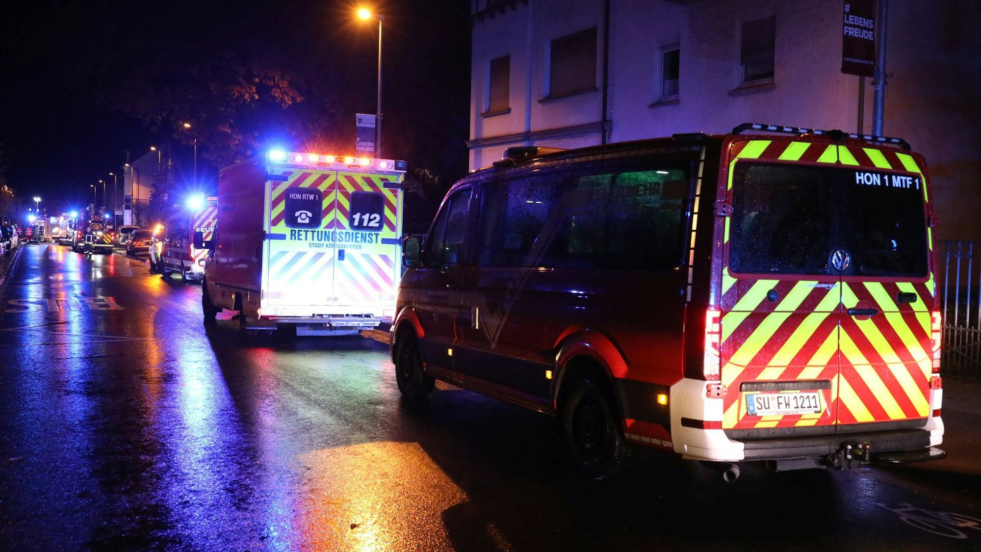 An der Linzer Straße in Bad Honnef brannte ein Auto. Zahlreiche Einsatzkräfte rückten mit ihren Fahrzeugen aus.