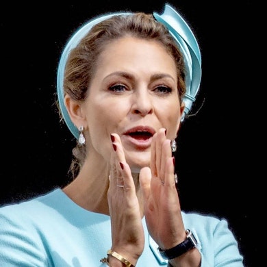 Prinzessin Madeleine gestikuliert.